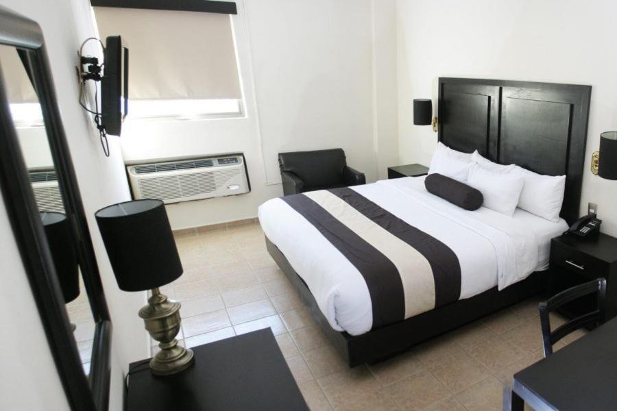 Hotel El Camino Inn & Suites Reynosa Buitenkant foto