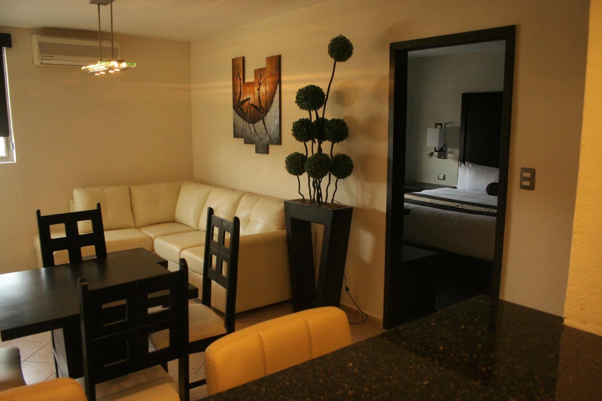 Hotel El Camino Inn & Suites Reynosa Buitenkant foto