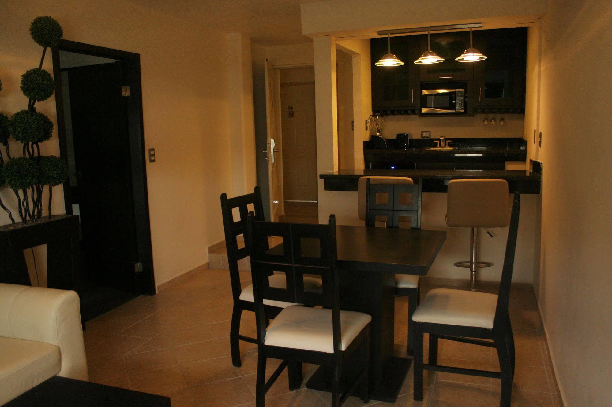Hotel El Camino Inn & Suites Reynosa Buitenkant foto