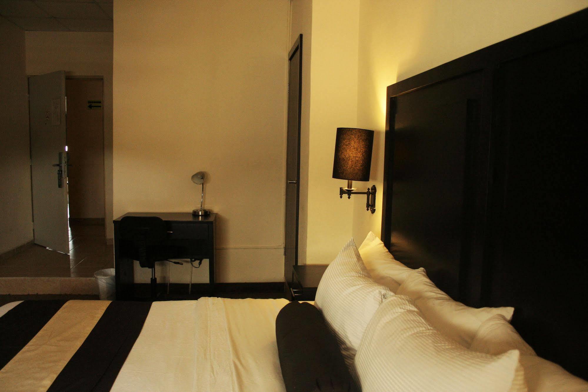 Hotel El Camino Inn & Suites Reynosa Buitenkant foto