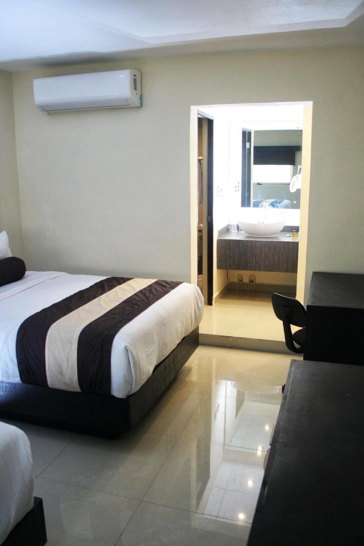 Hotel El Camino Inn & Suites Reynosa Buitenkant foto
