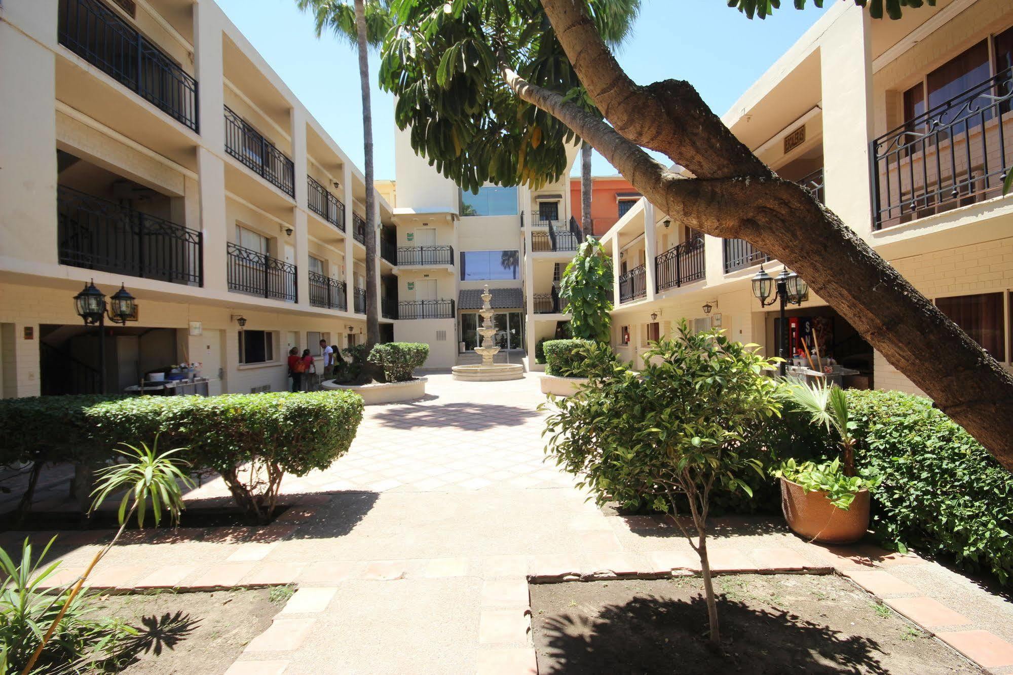 Hotel El Camino Inn & Suites Reynosa Buitenkant foto